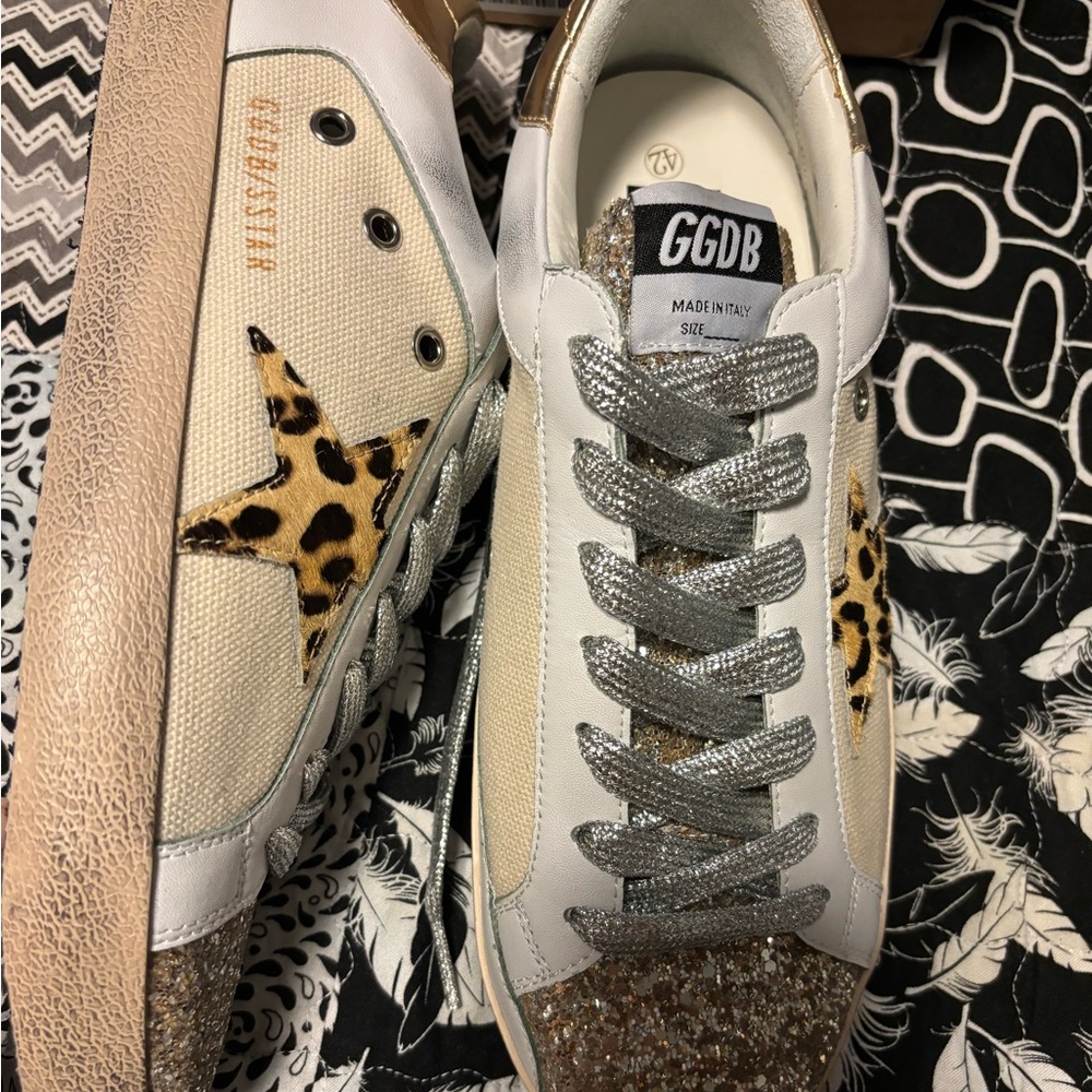 Tennis shoes